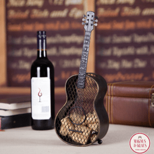 Produto Exclusivo Wine Lover Apresentamos nosso suporte de rolha formato violão junte sua paixão por musica e vinhos em uma unica peça