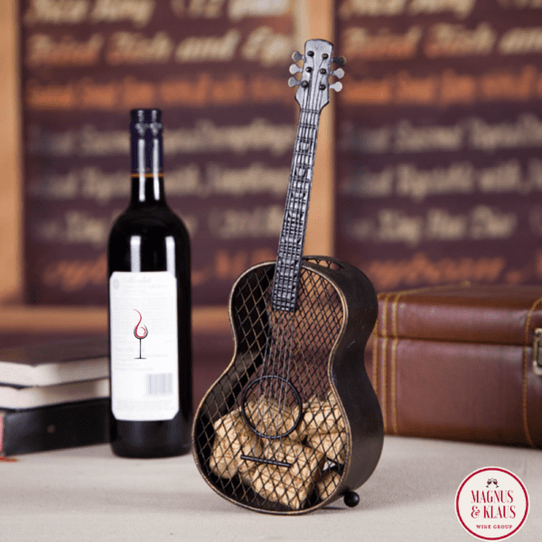 Produto Exclusivo Wine Lover Apresentamos nosso suporte de rolha formato violão junte sua paixão por musica e vinhos em uma unica peça